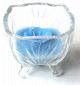 Bougie parfumee sous forme de fleur de couleur bleu ciel dans un joli recipient en verre