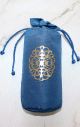 Tapis avec son etui cylindrique decore de plaque metallique doree - Couleur Blanc et Bleu nuit
