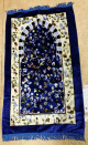 Tapis de priere bleu marine et jaune motifs petites feuilles et fleurs multicolores