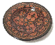 Assiette marocaine decorative en poterie emaillee peinte en rouge brique et ornee de motifs